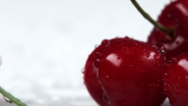 Cerezas rojas con gotas de agua — Vídeo de stock