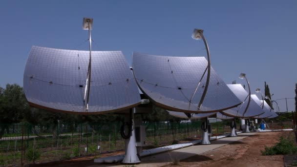 Solpaneler på Zenith sol anläggning — Stockvideo