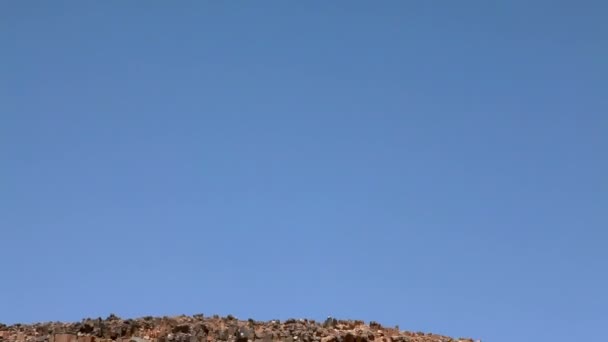 Filmato di una collina di colonne di roccia naturale in Israele . — Video Stock