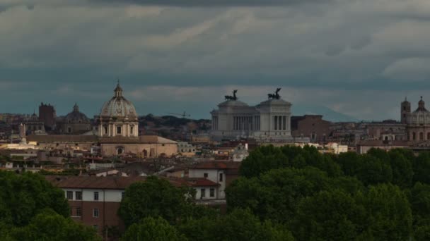 Skyline romano con el Vittoraino — Vídeo de stock