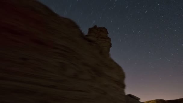 Woestijn rotsformatie, en kosmos bewegen in de hemel boven — Stockvideo