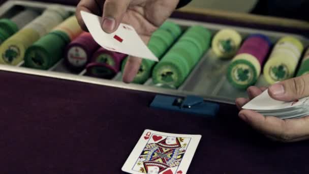 Dealer spinning a card through fingers. — Stock Video