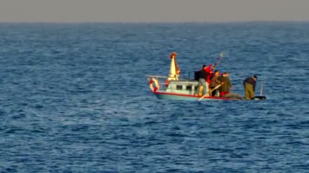 Barco de pesca en el Mediterráneo en Israel — Vídeos de Stock