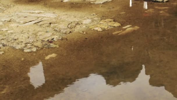 Panorama d'une flaque d'eau dans les ruines du bar tourné en Israël 