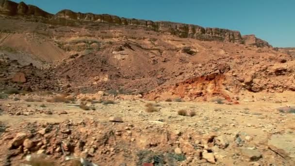 Stock Footage drive-by of Makhtesh Ramon cliffs in Israel. — Stock Video