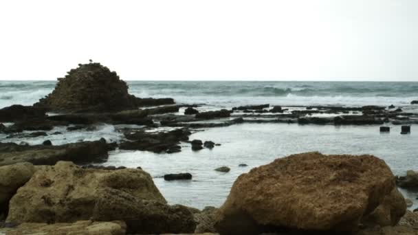Ősi medence romok az izraeli tengerparton — Stock videók