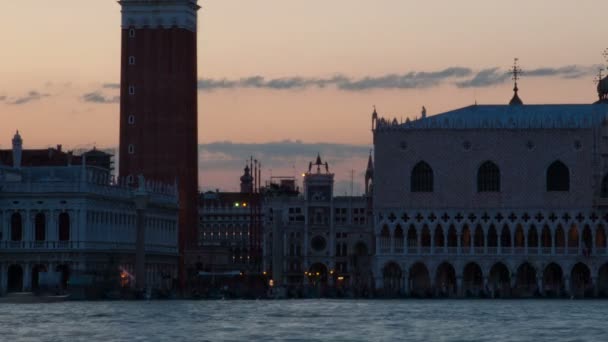 Barche sul canale di fronte a Piazza San Marco — Video Stock