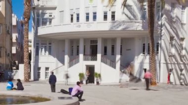 beyaz bina önünde meşgul plaza