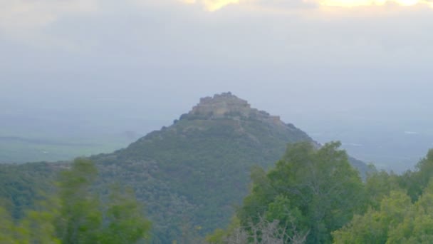 Nuages couverts coucher de soleil sur la colline — Video