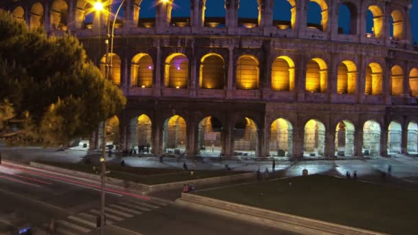 Nighttime time-lapse of the Colosseum and street traffic. Cropped. — Stock Video