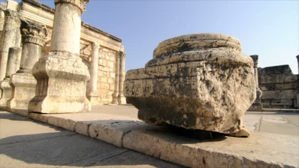 Разрушенные колонны во дворе древней синагоги — стоковое видео