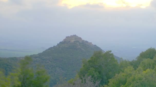 Nuages couverts coucher de soleil sur la colline — Video