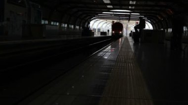 Tren platformu için yukarı çeker