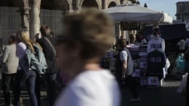 Colosseum dışında Hediyelik eşya standı