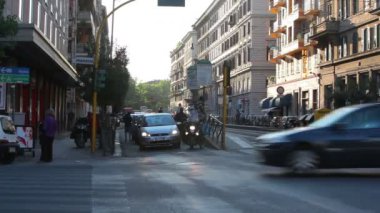 Bir kavşak ile otomobil ve Scooter sürücü