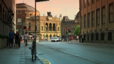 Kopenhag'da bir sokakta eski binalar ve insanlar