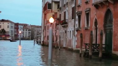 Venedik kanalda yüzen