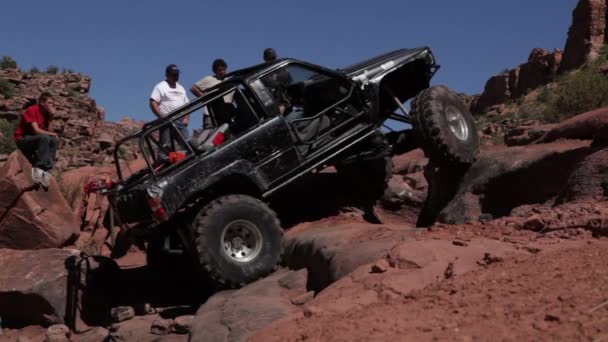 Jeep har fastnat på gropiga sluttning i Moab — Stockvideo
