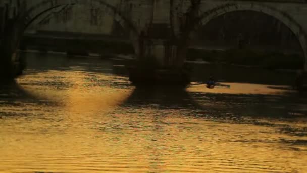 Ряды катеров под стальным мостом — стоковое видео