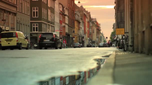 Drukke straat in Kopenhagen in de schemering — Stockvideo