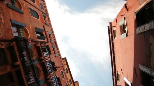 Mirando hacia arriba desde un canal en Venecia — Vídeos de Stock