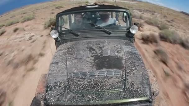 在摩押地的泥泞道路上行驶的吉普车 — 图库视频影像