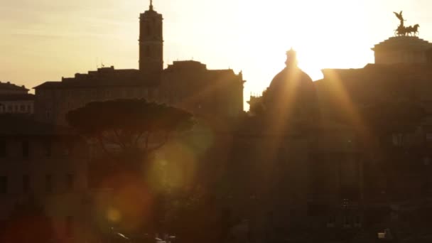 Západ slunce nad domy, které obklopují fora — Stock video
