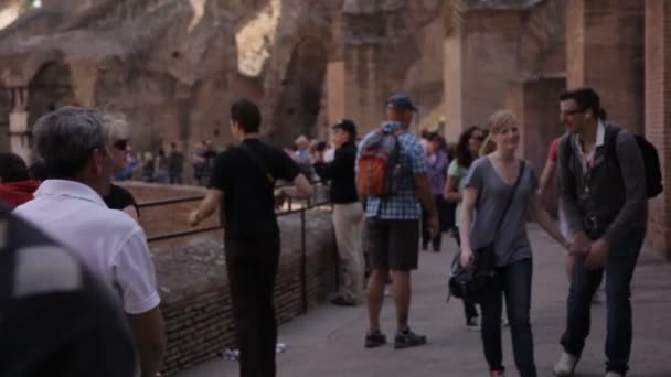 I turisti passeggiano intorno all'ovale interno del Colosseo a Roma . — Video Stock