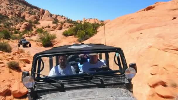Jipe dirigindo sobre rochas em Moab — Vídeo de Stock