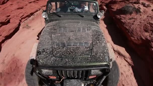 Jeep rijden door een rotsachtig terrein — Stockvideo