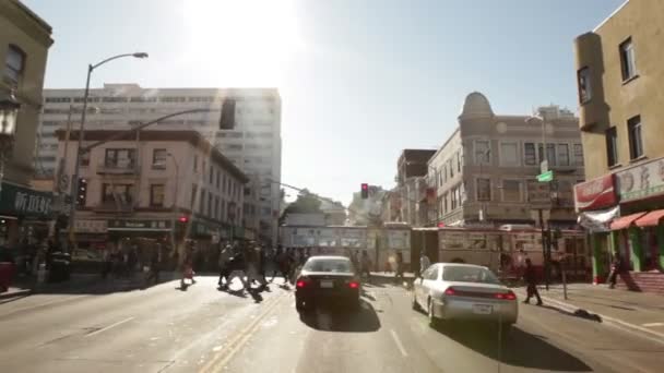 Trafik i utkanten av Chinatown — Stockvideo