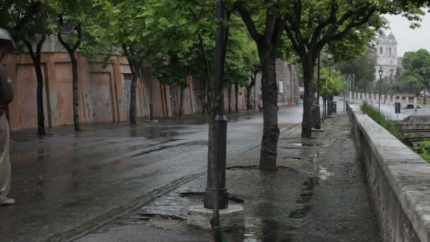 Człowiek chodzenie w dół ulica w Rzym — Wideo stockowe