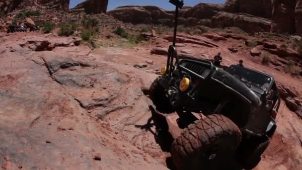 Monter une falaise en jeep — Video