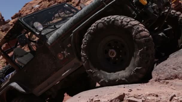 Ban dari Jeep merangkak menaiki lereng batu . — Stok Video