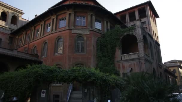 Edificio italiano cubierto de plantas — Vídeos de Stock