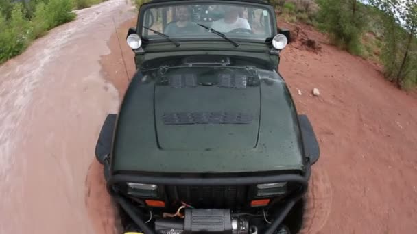 Jeep fährt durch das schlammige Wasser — Stockvideo