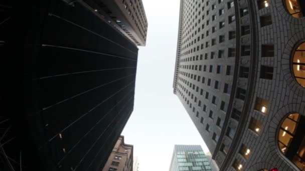 Rijden tussen hoge gebouwen — Stockvideo