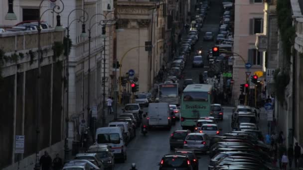 Carros e autocarros descendo uma rua estreita — Vídeo de Stock