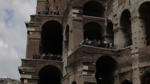 Tourists on the outside balconies of the Colosseum. — Stock Video