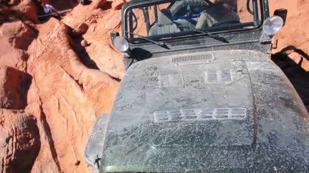 Jeep steckt in steilem Winkel in Moab fest — Stockvideo