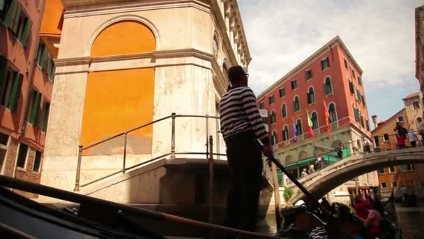 Гондола готовится перейти под мостом — стоковое видео