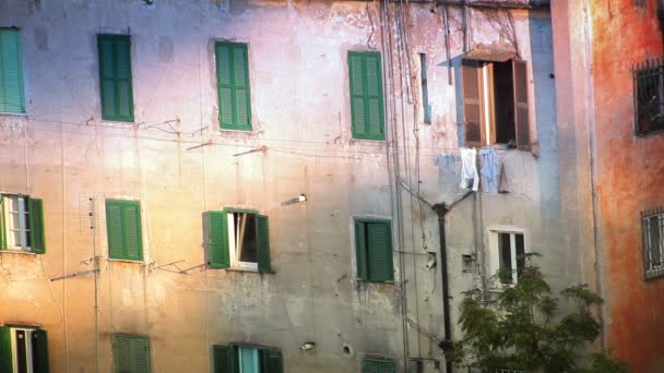 Janelas e persianas de um edifício residencial em Roma — Vídeo de Stock