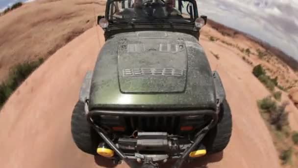 Τζιπ οδήγηση καμάρα σε Moab — Αρχείο Βίντεο