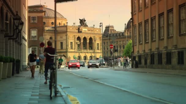 일몰에 코펜하겐의 거리에서 교통 — 비디오