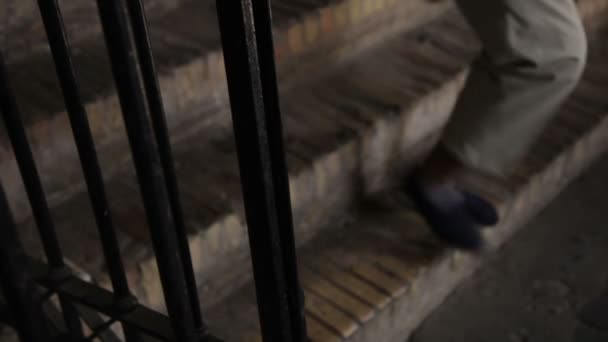 Los pies de los turistas caminando por los escalones del Coliseo — Vídeo de stock