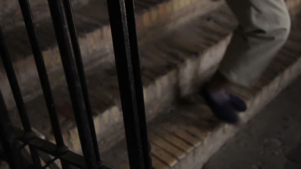 Tourists' feet walking down Colosseum steps — Stock Video