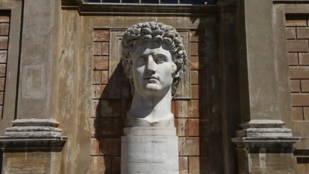 Head of Augustus in Cortile del Belvedere — Stock Video