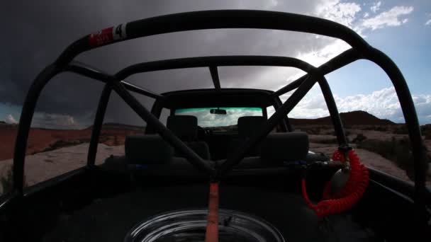 Bewolkte hemel vanuit de cabine van een jeep — Stockvideo