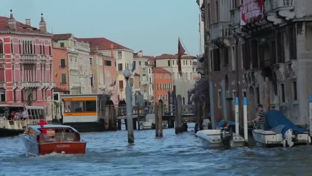 Busy canal in venice. — Stock Video