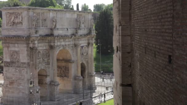 L'Arco di Costantino si erge accanto al Colosseo — Video Stock